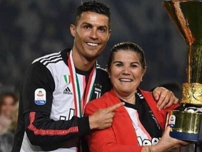 Cristiano Ronaldo con su madre, Dolores Aveiro, celebrando un título con la Juventus conseguido en la temporada 2018/2019.