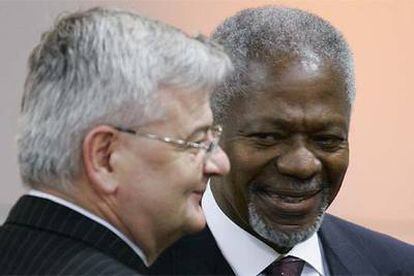 Kofi Annan (derecha), con el ministro alemán de Exteriores, Joschka Fischer, en Múnich.