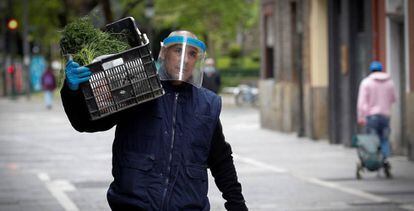 Un repartidor lleva la compra a un domicilio en Pamplona.