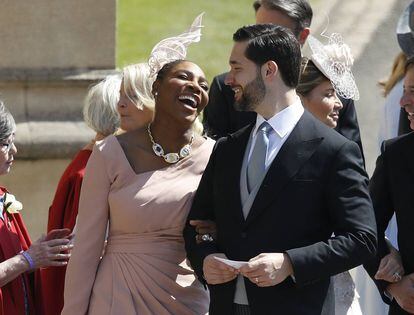 La tenista Serena Williams, gran amiga de Meghan Markle, y su esposo Alexis Ohanian llegan al castillo de Windsor vestida con traje rosa emplovado fruncido debajo del pecho y coronado con discreto tocado.
