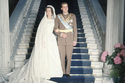 Otra boda que no podía faltar en la lista fue la del rey emérito Juan Carlos I y la reina Sofía. Durante el enlace, celebrado en Atenas en mayo del 62, la entonces princesa vistió un diseño de Jean Desses completado con un velo de Gante que sujetaba la tiara prusiana, una joya de la abuela de la novia, la princesa Victoria Luisa de Prusia, que también llevó Letizia en su boda con Felipe VI.