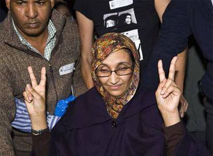 Aminetu Haidar hace el signo de la victoria momentos antes de subir al avión que debía llevarle de vuelta a El Aaiún.