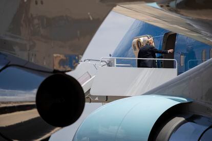 Donald Trump aborda el avión presidencial, este jueves en Maryland, EE UU.