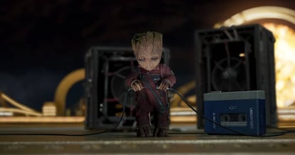 Baby Groot, jugueteando con un walkman Sony.