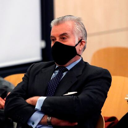 SAN FERNANDO DE HENARES, 08/02/2021.- El extesorero del PP Luis Bárcenas (d) sentado en el banquillo de los acusados durante la primera sesión del juicio de los "papeles de Bárcenas" este lunes en la Audiencia Nacional en San Fernando de Henares. Ocho años después de desvelar la existencia de una caja B en el PP, su extesorero Luis Bárcenas vuelve a sentarse este lunes en el banquillo decidido a poner contra las cuerdas al que durante 20 años fue su partido y al que acusa sin tapujos de financiación irregular "institucionalizada" desde 1982. EFE/Juan Carlos Hidalgo POOL