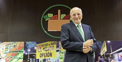 El presidente de Mercadona, Juan Roig, posa para los medios durante la presentación de los resultados de la empresa.