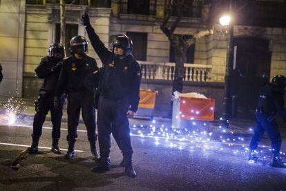 Cohetes y botellas fueron lanzadas a la policía antidisturbios durante la manifestación en Madrid en apoyo a los vecinos del Gamonal en Burgos.