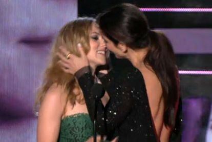 Captura de vídeo del beso de Sandra Bullock a Scarlet Johansson.