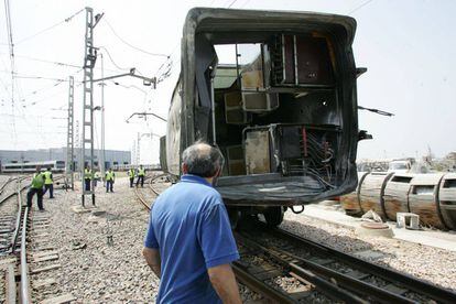 Trasllat d'un dels vagons sinistrats a València el 2006.