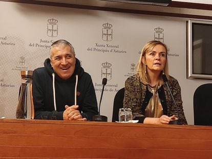 Xune Elipe y Covadonga Tomé, recientemente expulsados de Podemos, durante una rueda de prensa en Asturias.