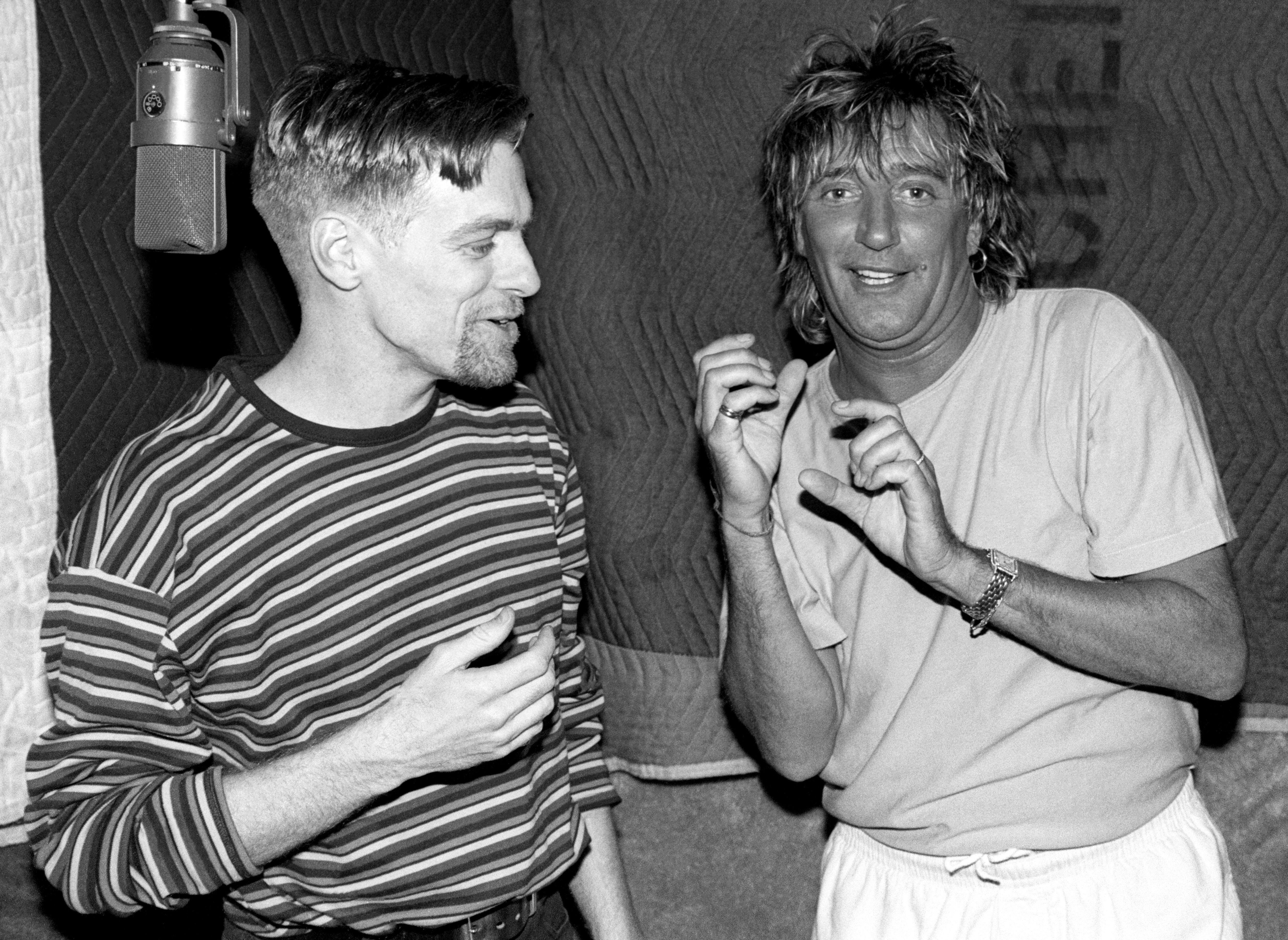 Bryan Adams y Rod Stewart en un estudio de Los Ángeles en 1993 durante la grabación de 'All For Love'. 