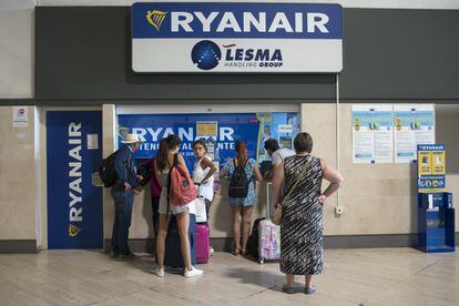 Pasajeros reclaman en la ventanilla de Ryanair en el aeropuerto San Pablo, Sevilla.