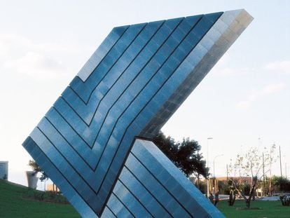 Escultura de Enric Mestre junto al aeropuerto de Manises, ahora desaparecida