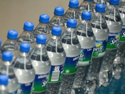 Por qué el color de las botellas de refresco es un problema para el reciclaje