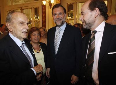 Manuel Fraga y Mariano Rajoy, momentos antes de la conferencia que el líder del PP pronunció ayer en <i>El foro de Abc</i>.