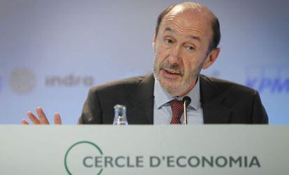 El secretario general del PSOE, Alfredo Pérez Rubalcaba, durante su intervención en la segunda jornada de la Reunión del Círculo de Economía en Sitges (Barcelona).
