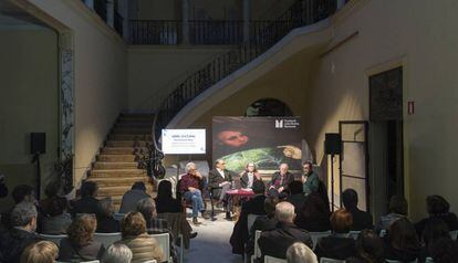 Presentació del llibre 'Muñoz Ramonet, retrat d'un home sense imatge', a la Casa de Muñoz Ramonet del carrer Muntaner. Manel Risques, Xavier Muñoz, Anna Ferrar, Martí Gómez i José Ángel Montañés, d'esquerra a dreta.