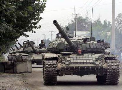 Una columna de tanques rusos abandona la capital de Osetia del Sur en dirección a Rusia