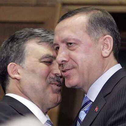 El ministro de Exteriores turco, Abdulá Gül (izquierda), y el primer ministro, Recep Tayyip Erdogan, ayer en Ankara.