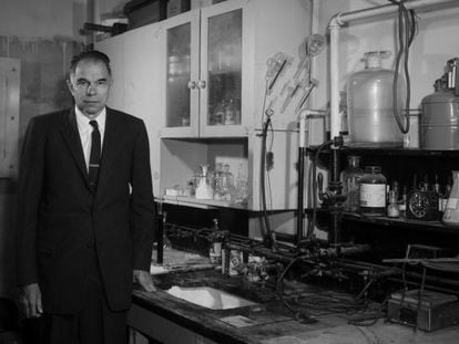 Glenn Seaborg el 1962 al laboratori on havia sintetitzat el plutoni.