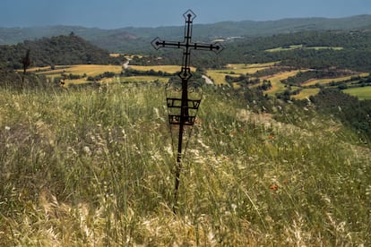  Cruz de una de las tumbas del cementerio abandonado de Lloberola (Lleida).
