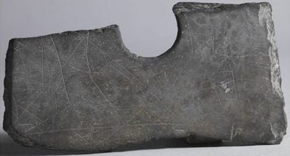 Un fragmento de hacha recuperado en la expedición arqueológica china que muestra los posibles símbolos de un lenguaje escrito.
