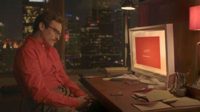 En el filme 'Her', Theodore (Joaquin Phoenix) decide adquirir un sistema operativo que dialoga con él, "Samantha" (voz de Scarlett Johansson).