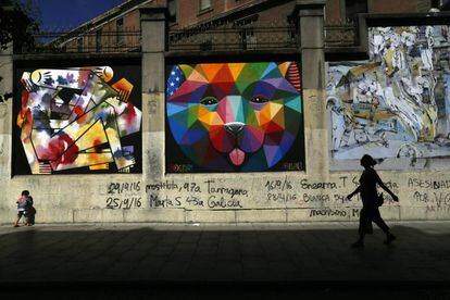 Los muros que rodean La Tabacalera, en el madrileño barrio de Lavapiés, en agosto de 2016.