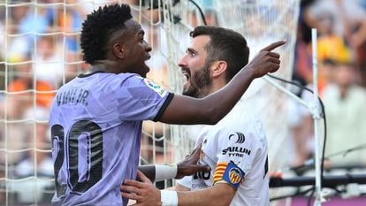 Vinicius, junto al valencianista Gayà, se encara a la grada de Mestalla hace un año por insultos racistas.