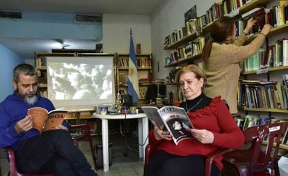 Lectores en la biblioteca popular Manuel Ugarte, en Parque Chacabuco.