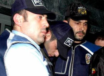 El turco Ogun Samast, escoltado por dos policías ayer en Samsun.
