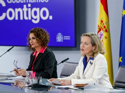 La ministra de Hacienda, María Jesús Montero, y la vicepresidenta primera y ministra de Asuntos Económicos, Nadia Calviño.