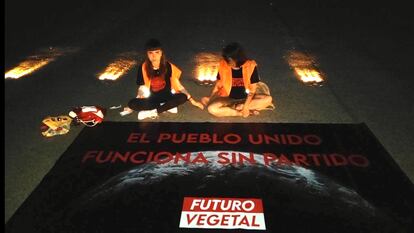 Imagen que ha colgado Futuro Vegetal las redes sociales con sus dos activistas en Barajas