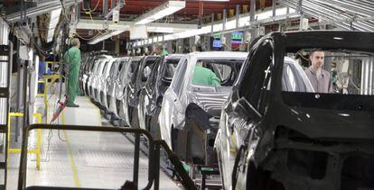 Una vista de la cadena de montaje de la factoría que General Motors España tiene en la localidad zaragozana de Figueruelas.