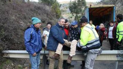 Un vecino de Vilamartín es sacado en volandas durante la protesta que tuvo lugar el día en que la Diputación cortó la carretera con una valla.