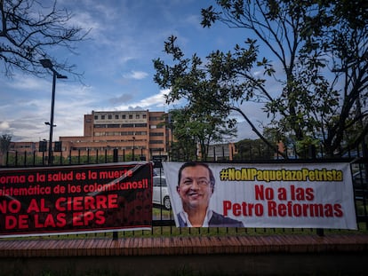 Letreros contra las reformas de Petro frente a la Registraduría en Bogotá, este jueves.