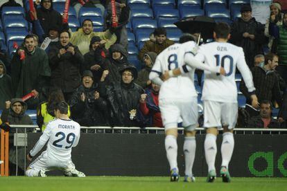 Morata celebra su gol con Kaka y Özil como testigos.