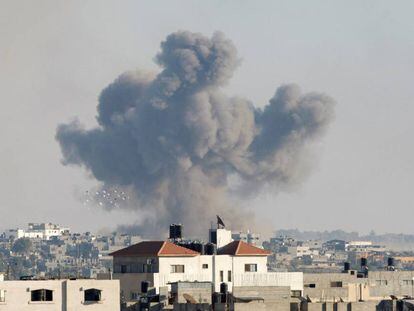 Columna de humo tras un bombardeo israel&iacute;, este mi&eacute;rcoles en Gaza