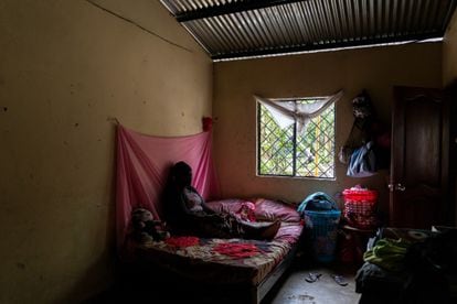 Una de las habitaciones en la que viven recluídos los empleados de Furukawa, en Tsachilas (Ecuador), el 16 febrero 2023.