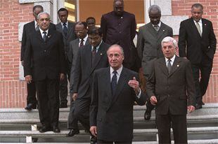 El rey Juan Carlos posa con los jefes de Estado y de Gobierno asistentes a la cumbre España-Caricom. La Zrazuela, 16 de mayo de 2002.