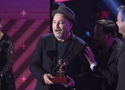 Ruben Blades recoge el premio a disco del año.