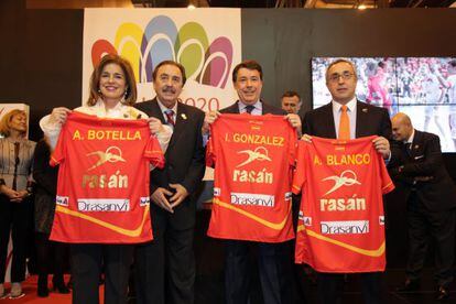 Ana Botella, Ignacio González y Alejandro Blanco sostienen camisetas de la selección de balonmano junto al presidente de la federación, Juan de Dios Román, en la XXXIII edición de Fitur.