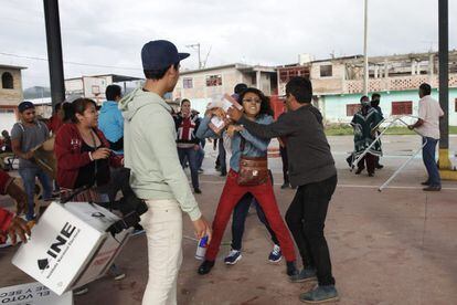 Residentes en el municipio de Tixtla (Guerrero), enfrentan a encapuchados para defender las casillas electorales.