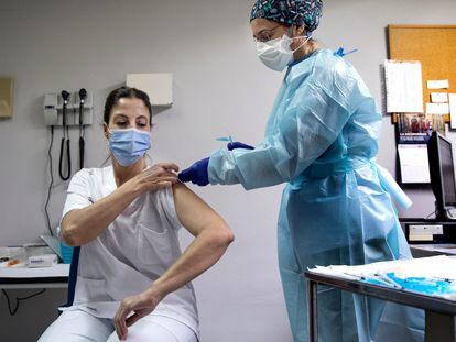Una enfermera vacuna a una sanitaria en el centro de salud de Catarroja (Valencia).