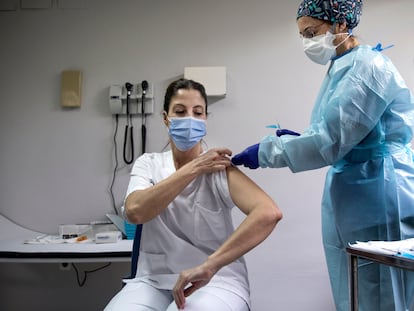 Una enfermera vacuna a una sanitaria en el centro de salud de Catarroja (Valencia).