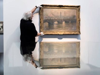 Imagen del cuadro 'El puente de Waterloo' de Claude Monet en la sala de la exposición de las obras de Cornelius Gurlitt en Berna el pasado abril. 