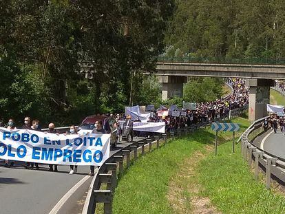 Miles de personas vestidas de luto recorrieron hoy Xove para evitar "el entierro económico" que supondrá el cierre de Alcoa.