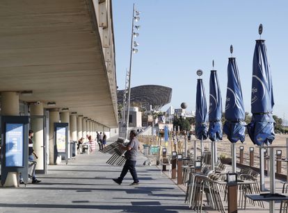 Trabajadores de un restaurante en la playa de la Barceloneta el 16 de octubre de 2020.