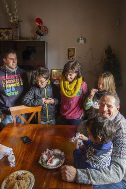 La familia Dávila Acosta, en el salón de su casa en la sierra de Huelva.