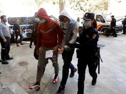 Dos de los marroquíes detenidos, a su llegada al Juzgado de lo Penal Número 7 de Palma en noviembre de 2021, tras ser acusados por el episodio que obligó a cerrar el Aeropuerto de Palma.